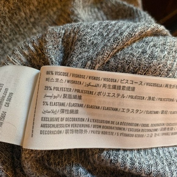 Hollister notch-front ribbed long sleeve top - Picture 6 of 6